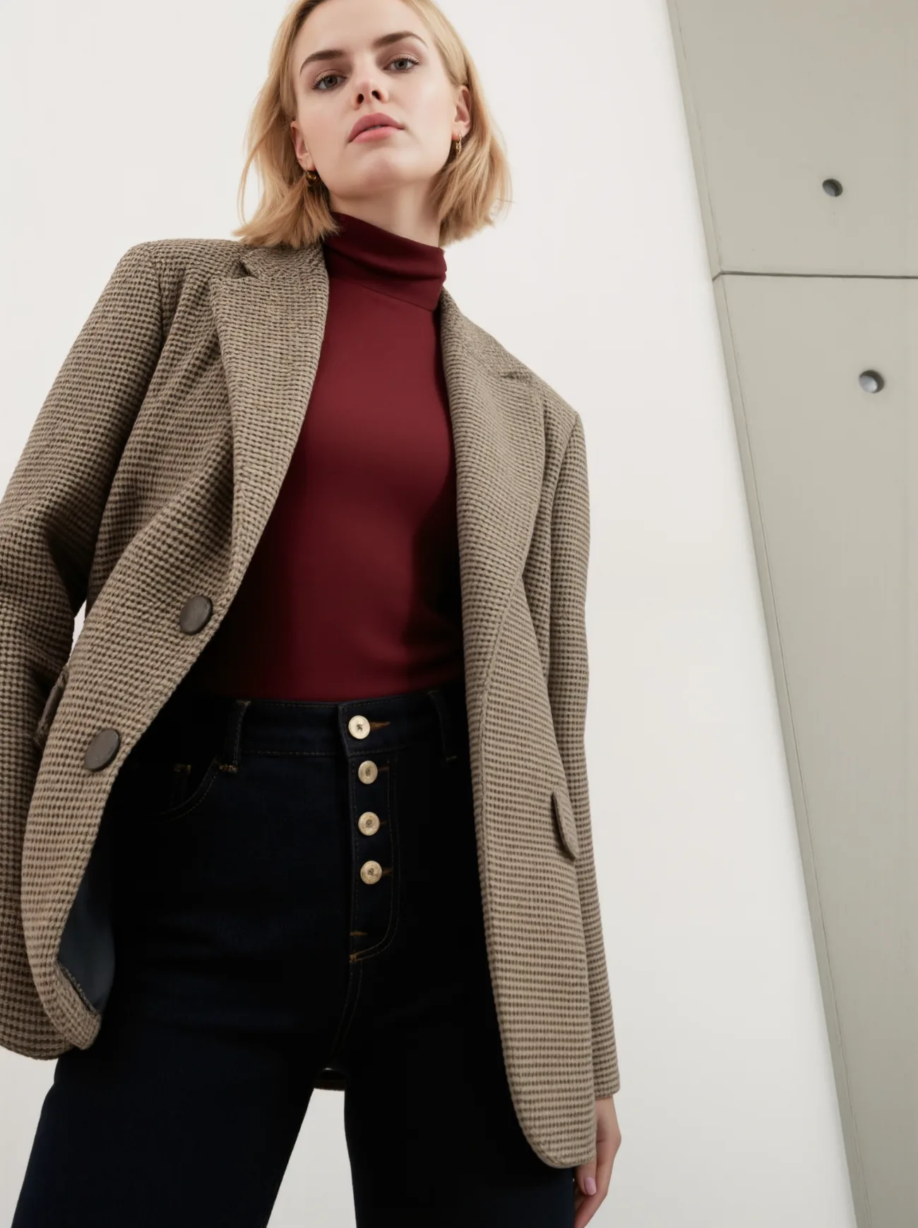 Koton Russia FW25, the check blazer with burgundy roll-neck and denim