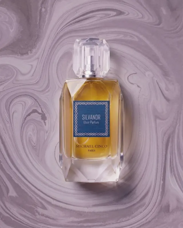 Silvanor elixir parfum on a lilac studio field