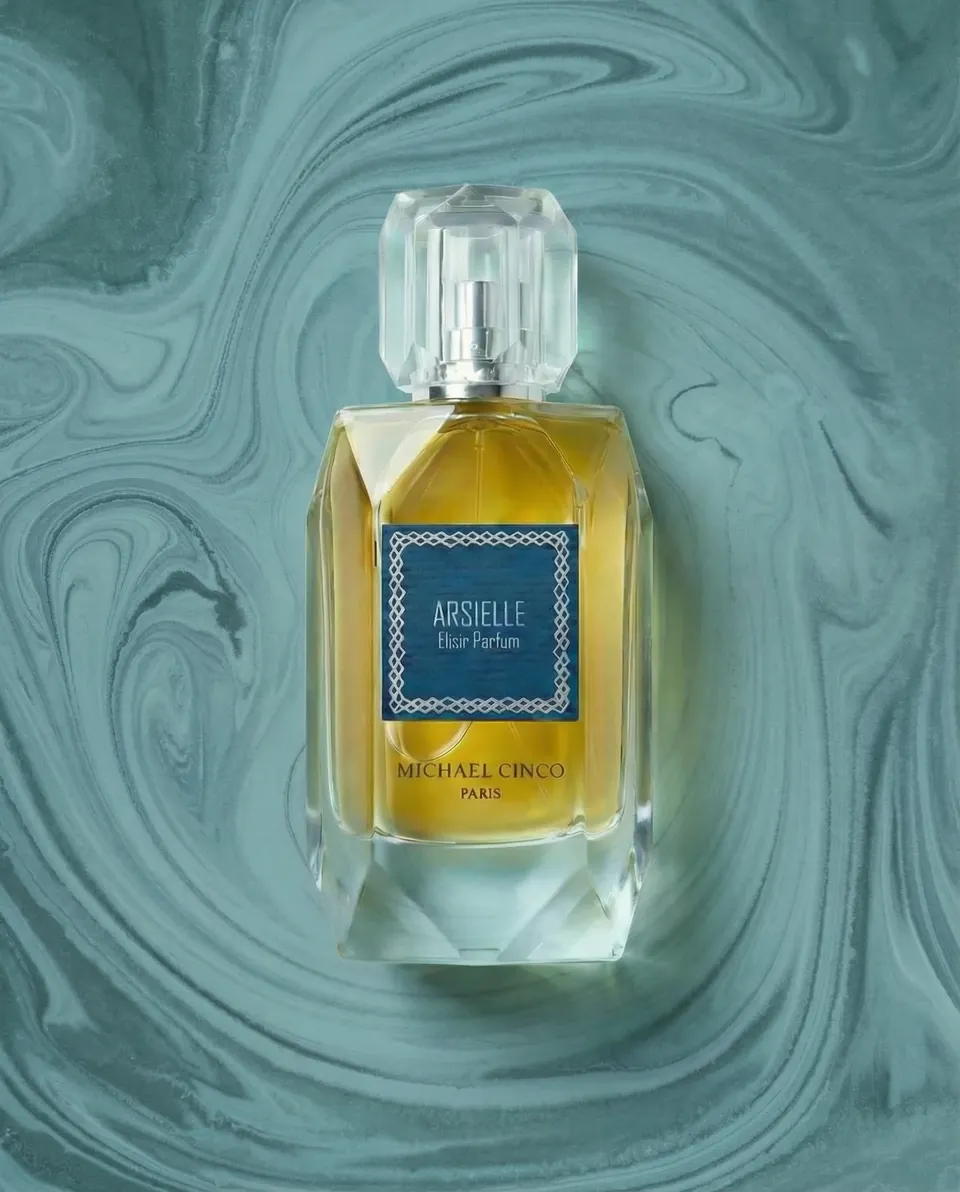 Arsielle elixir parfum on a teal field