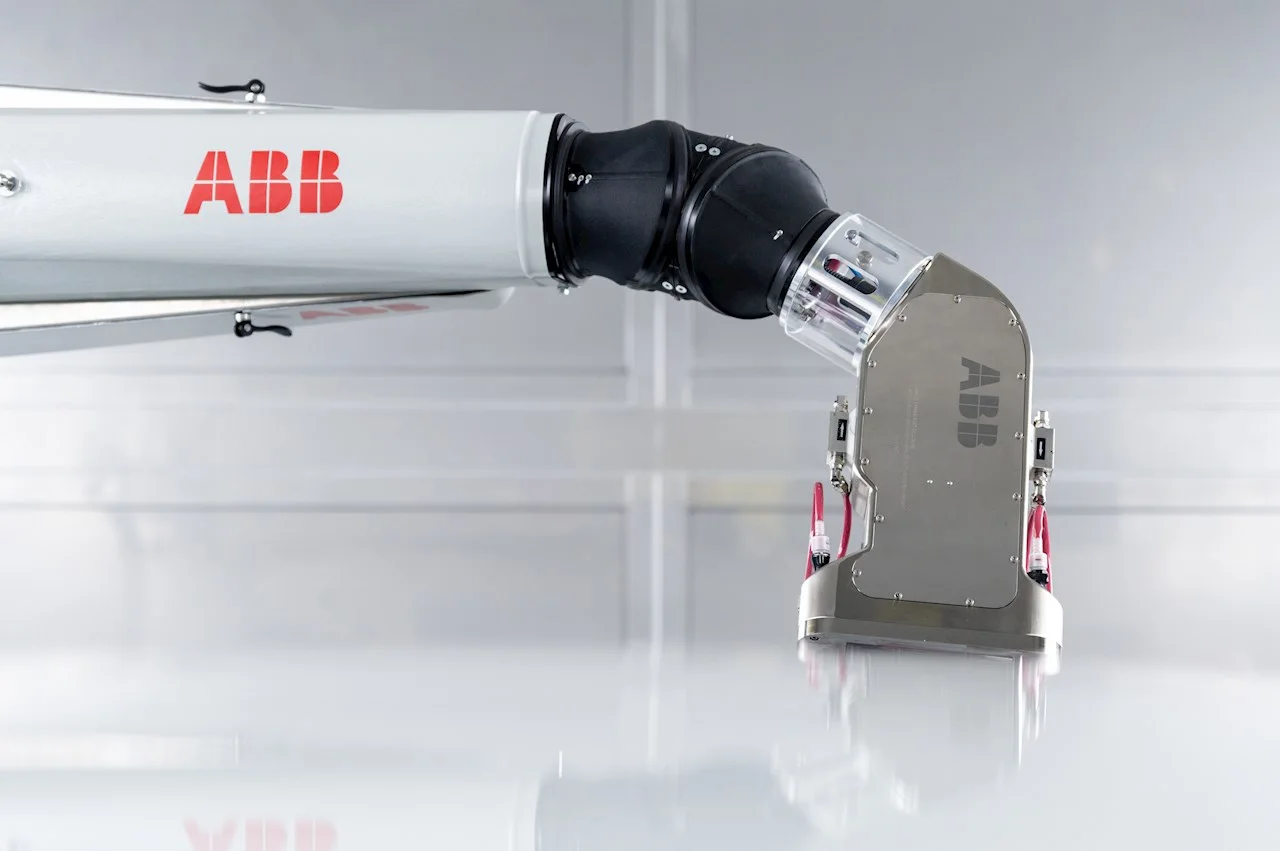 PixelPaint, the IRB5500 robot painting the artwork onto the car